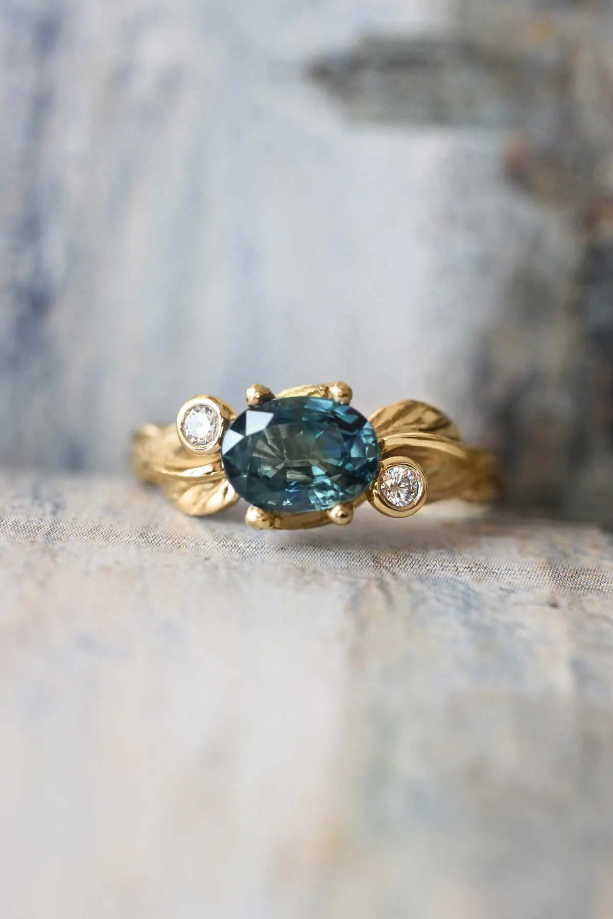 Bridal ring set with teal sapphire and diamonds / Arius