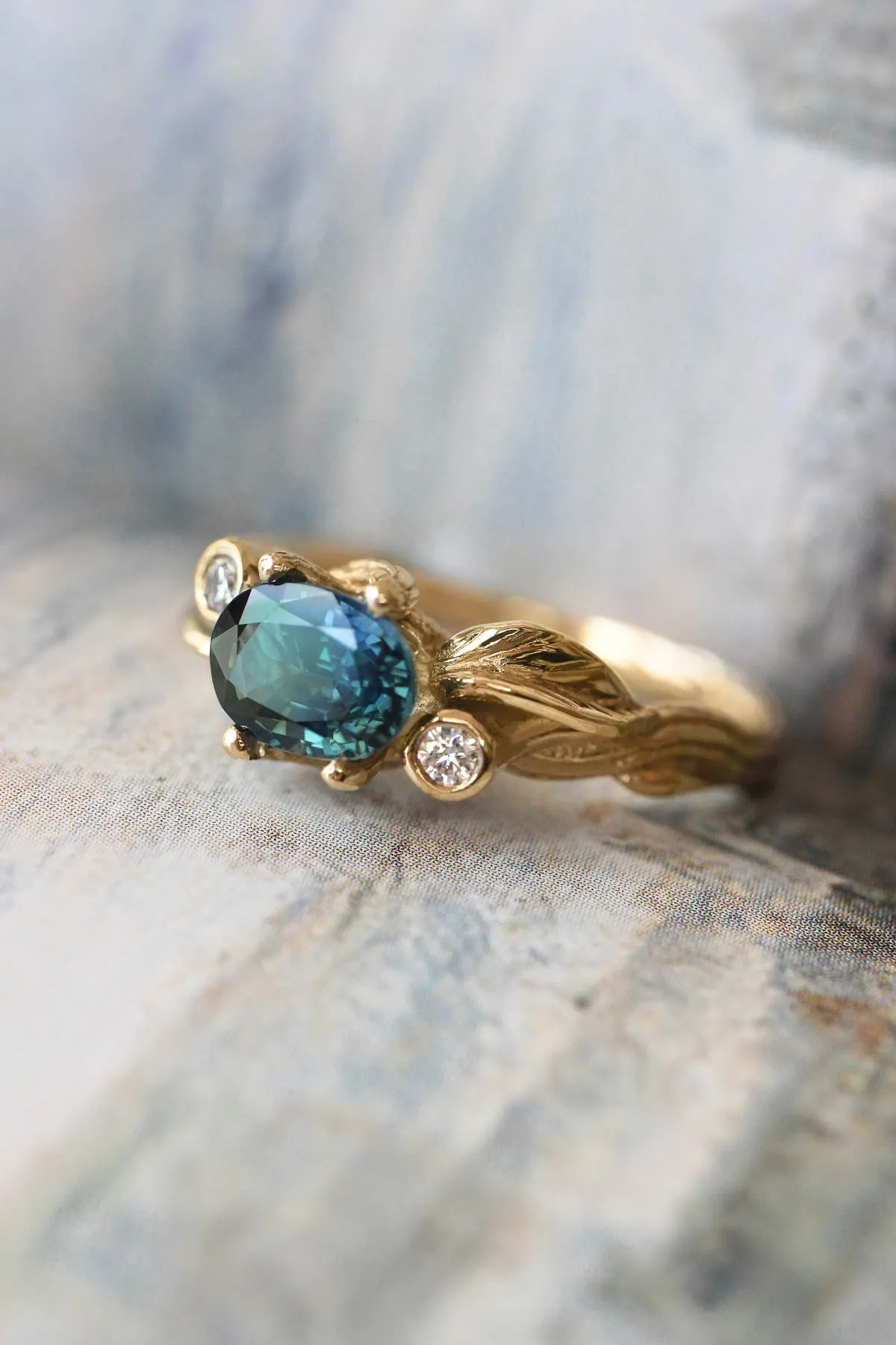 Bridal ring set with teal sapphire and diamonds / Arius