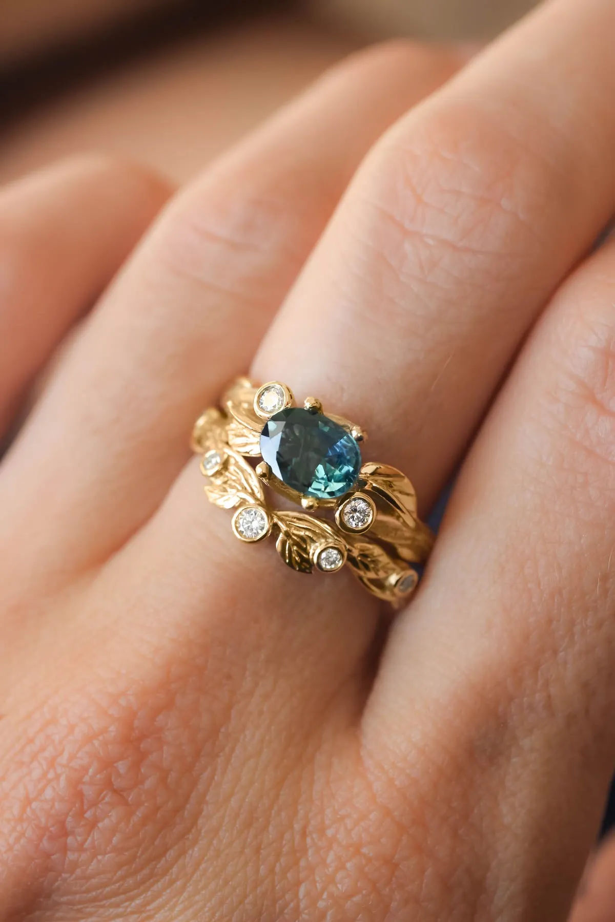 Bridal ring set with teal sapphire and diamonds / Arius