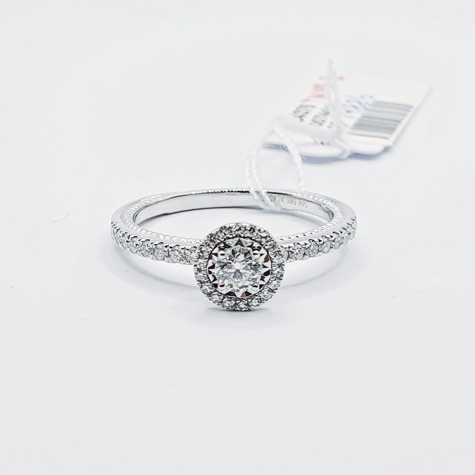 Round Illusion Halo Diamond Engagement Ring