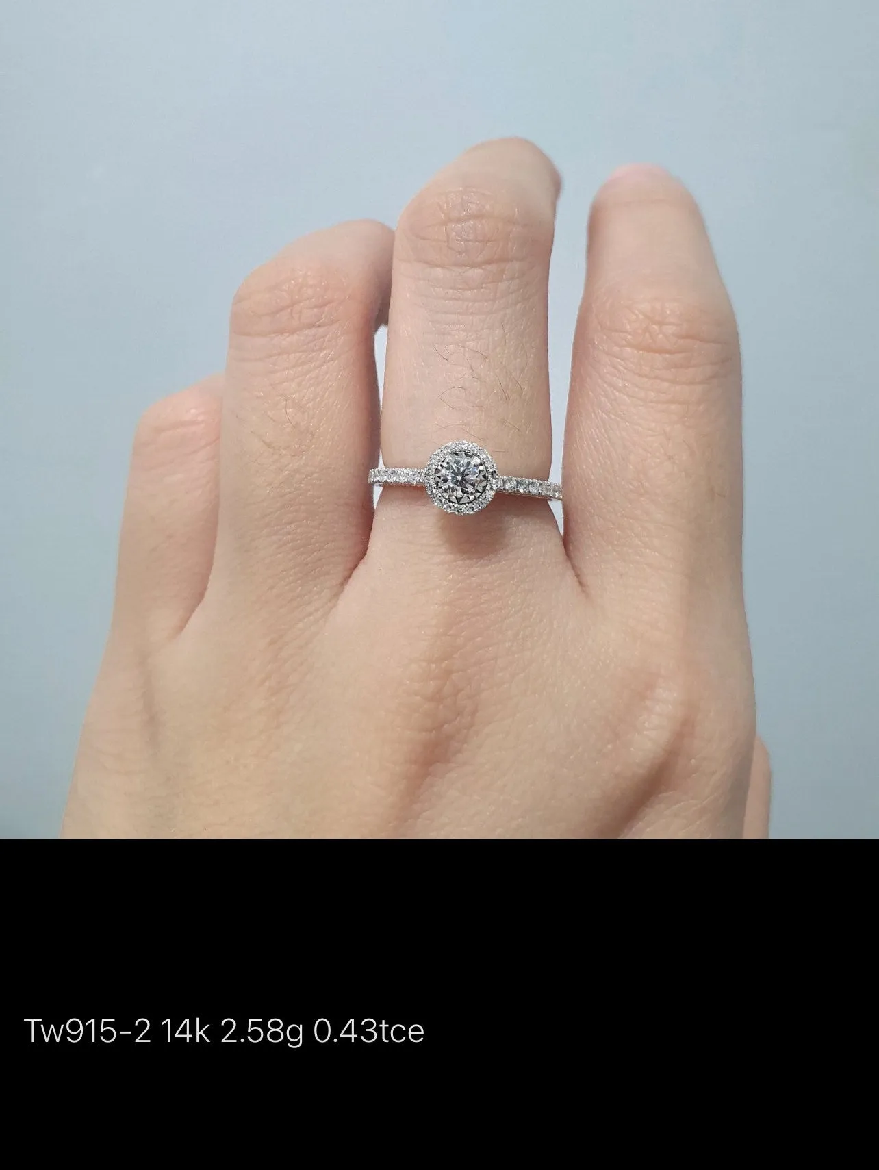 Round Illusion Halo Diamond Engagement Ring